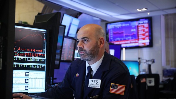 Giới đầu tư Phố Wall bán mạnh cổ phiếu